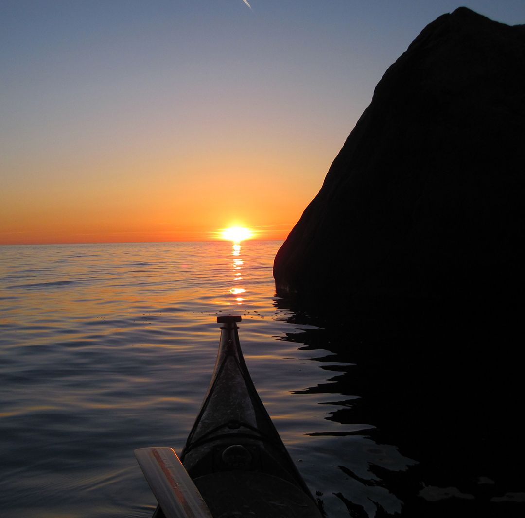 Kajakstævn mod solnedgangen