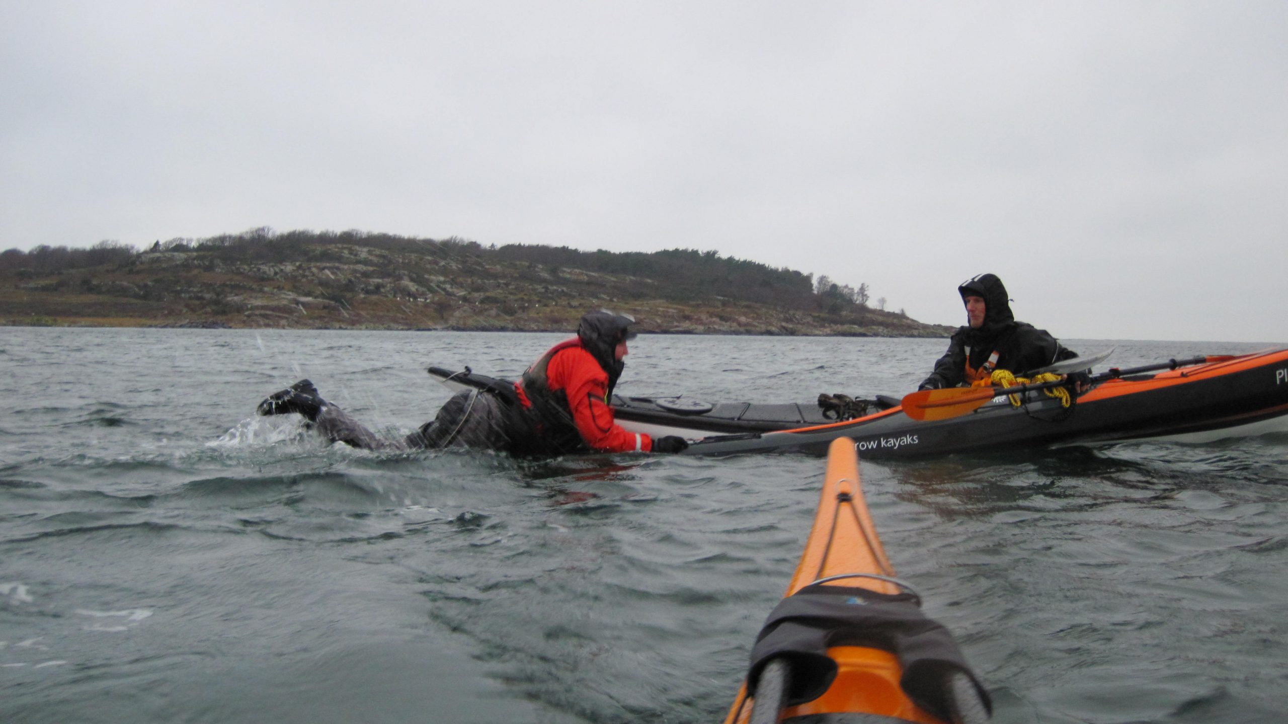 Makkerredning i koldt vand. Tørdragt og sikkerhed
