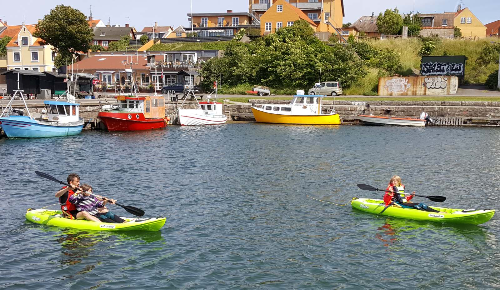 Sit on Top kajakker lejes ud i Hasle havn p&aring; Bornholm. Ogs&aring; for b&oslash;rn