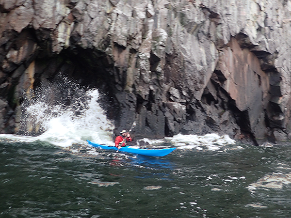 Klippevæg ved Jons Kapel giver udfordringer til kajakroer