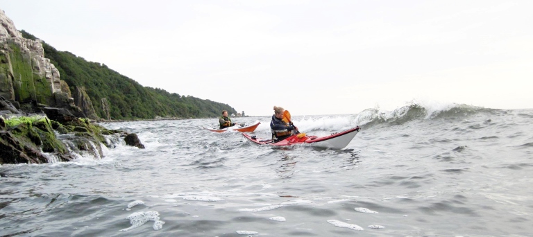 Sidesurf i kajak. Ro kajak i bølger