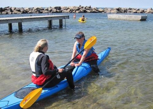 De første padletag på dit kajakkursus er spændende. Her høj pagaj