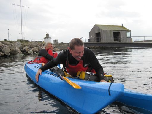 Tilbage i kajakken efter en kæntring. Kajak på Bornholm er sjovt