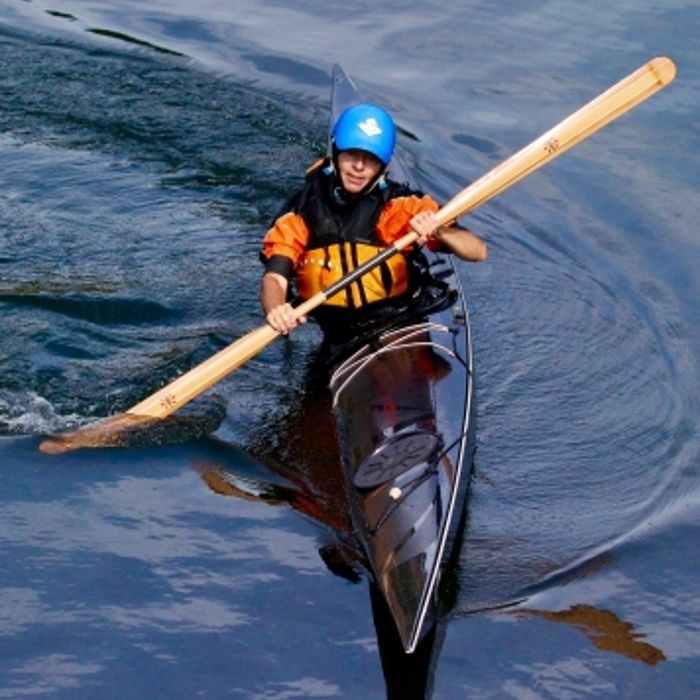 Teknikken med at ro i en kajak med grønslandsk åre gennemgås på kurser på Bornholm